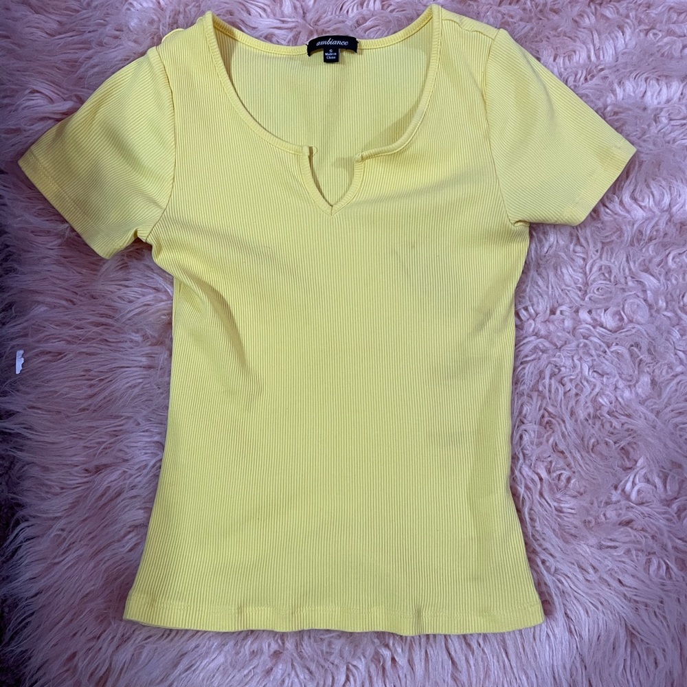 im selling these clothes, some are medium and small - Picture 6 of 9